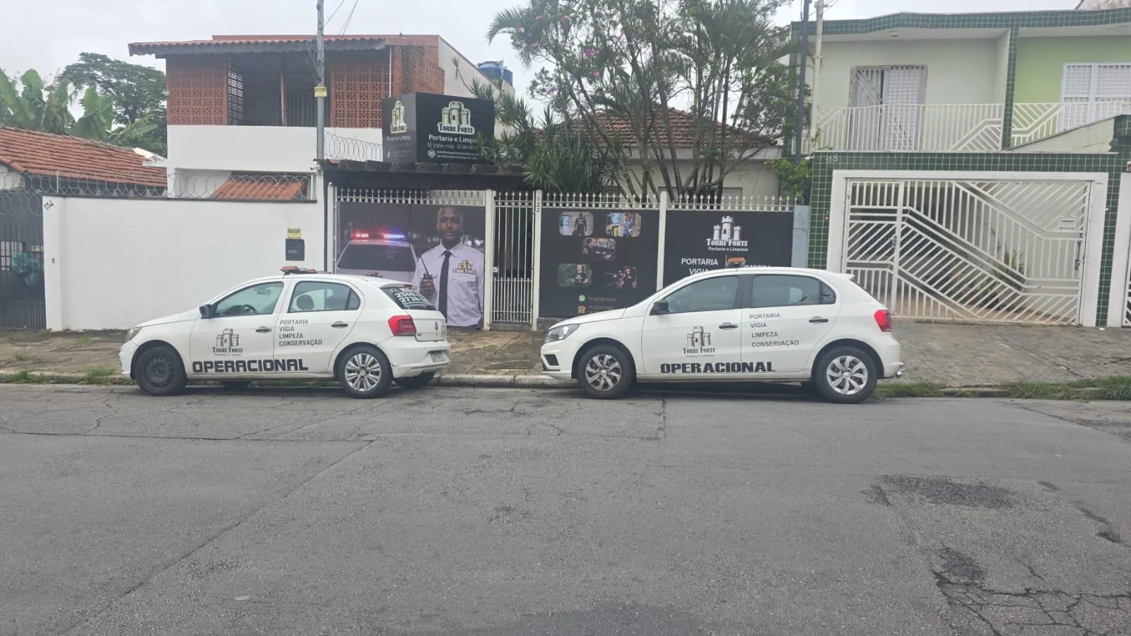 Sede da Torre Forte com os carros operacionais em frente